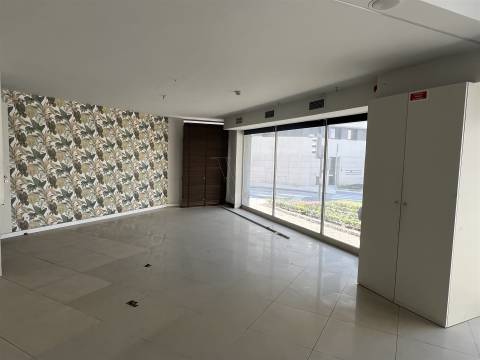 LOJA COM ELEVADA VISIBILIDADE PARA ARRENDAMENTO -  377 m² - PORTO