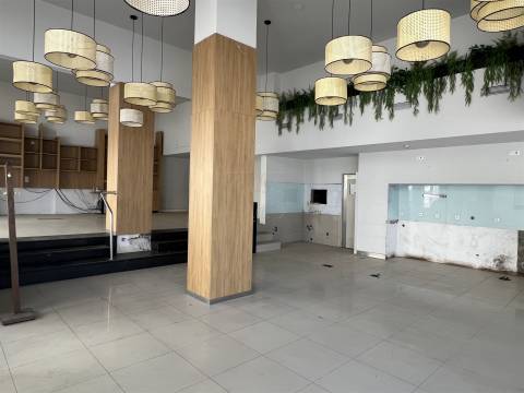 LOJA COM ELEVADA VISIBILIDADE PARA ARRENDAMENTO -  377 m² - PORTO