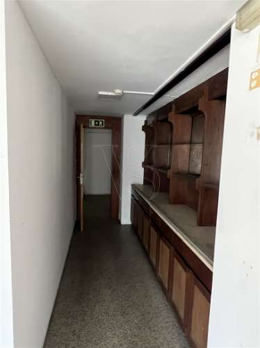LOJA COM ELEVADA VISIBILIDADE PARA ARRENDAMENTO -  377 m² - PORTO