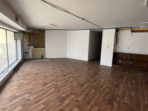 LOJA COM ELEVADA VISIBILIDADE PARA ARRENDAMENTO -  377 m² - PORTO