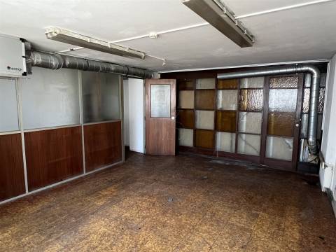 LOJA COM ELEVADA VISIBILIDADE PARA ARRENDAMENTO -  377 m² - PORTO