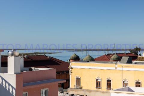 Moradia na baixa com vista mar