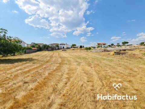 Terreno Rústico  Terreno rustico com possibilidade de construir uma moradia isolada ou duas geminada