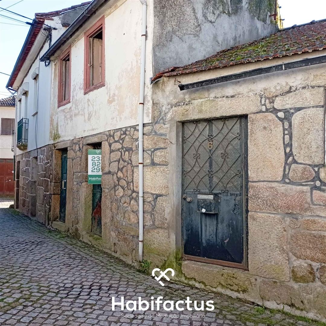 Moradia para restaurar em Tondela, com grande potencial e localização privilegiada!