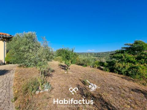 Quinta de características únicas com moradia T4 térrea para venda em Fragosela, Viseu
