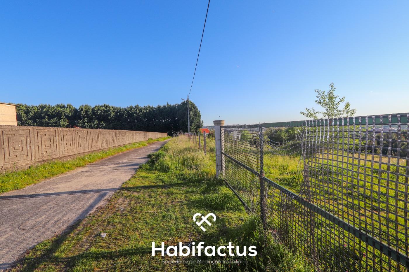 Terreno rústico com uma área de 9.587 m2 para construção em Viseu.