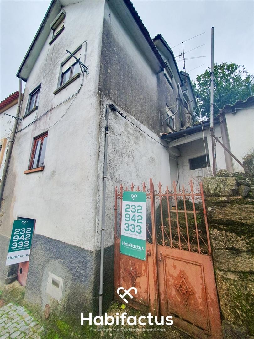 Moradia à venda para remodelar na Zona Histórica de Seia - Guarda.
