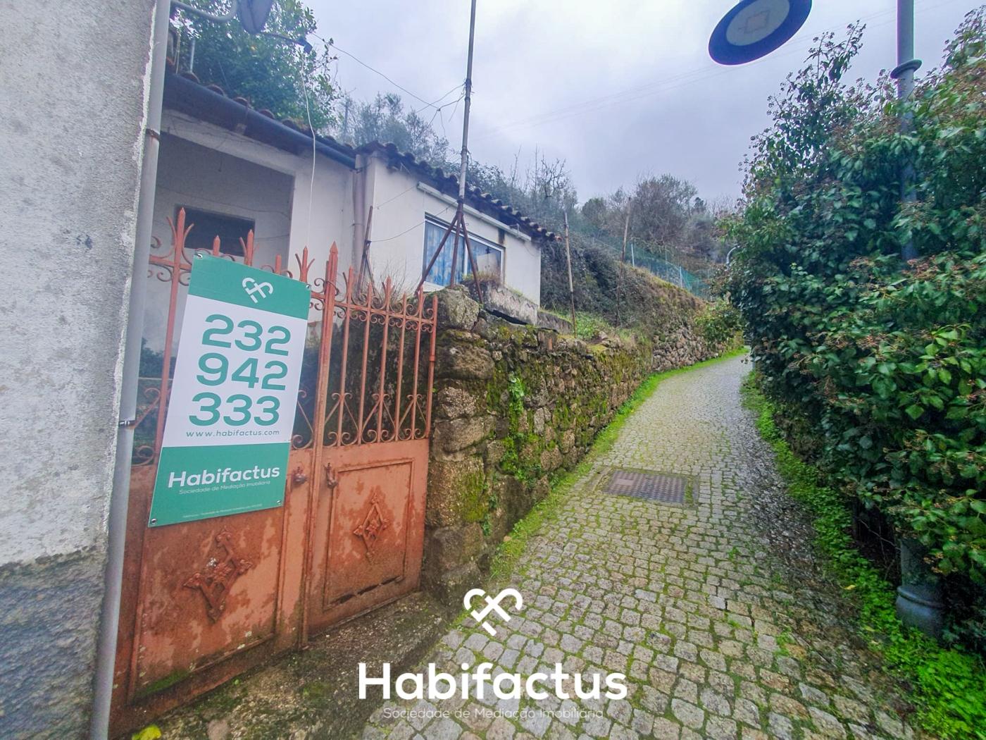 Moradia à venda para remodelar na Zona Histórica de Seia - Guarda.