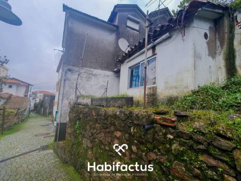 Moradia à venda para remodelar na Zona Histórica de Seia - Guarda.