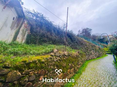 Moradia à venda para remodelar na Zona Histórica de Seia - Guarda.