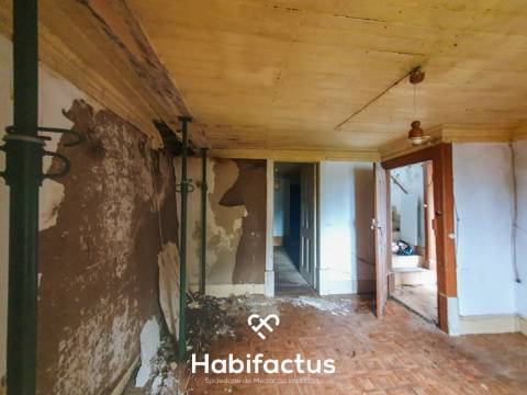 Moradia à venda para remodelar na Zona Histórica de Seia - Guarda.