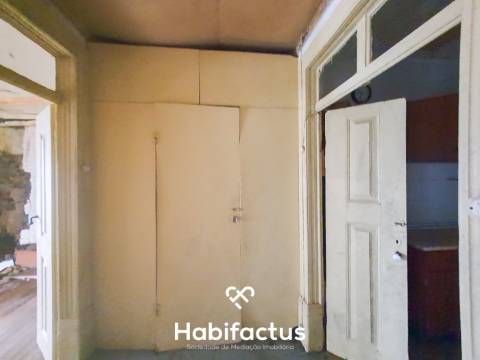 Moradia à venda para remodelar na Zona Histórica de Seia - Guarda.