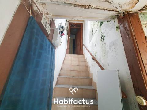 Moradia à venda para remodelar na Zona Histórica de Seia - Guarda.