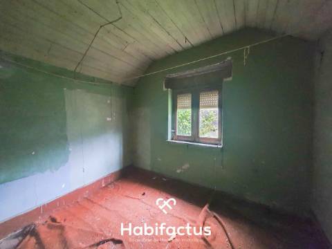 Moradia à venda para remodelar na Zona Histórica de Seia - Guarda.