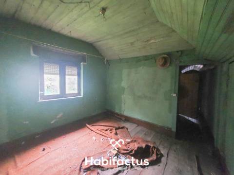Moradia à venda para remodelar na Zona Histórica de Seia - Guarda.