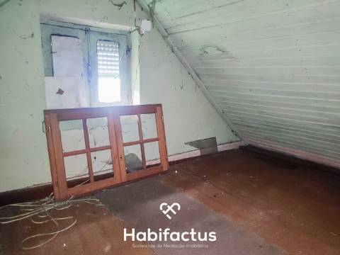Moradia à venda para remodelar na Zona Histórica de Seia - Guarda.