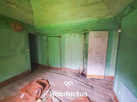 Moradia à venda para remodelar na Zona Histórica de Seia - Guarda.