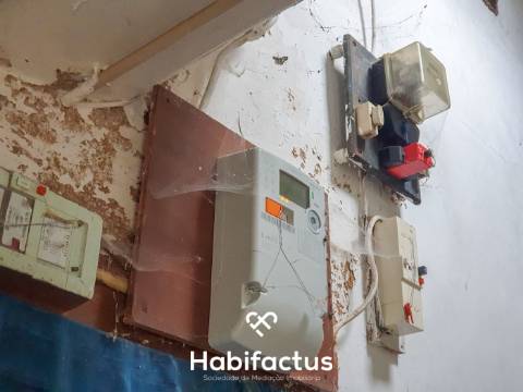 Moradia à venda para remodelar na Zona Histórica de Seia - Guarda.