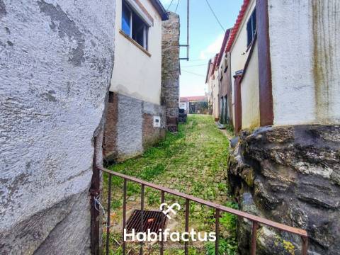 Moradia T3 para reconstrução com logradouro à 5 minutos da cidade de Mangualde  - Viseu