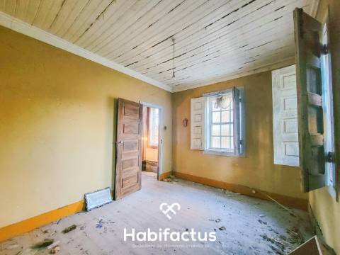 Moradia Isolada T6 para Reconstrução, com Jardim interior privado e Terraço, á Venda em Vilar Seco,