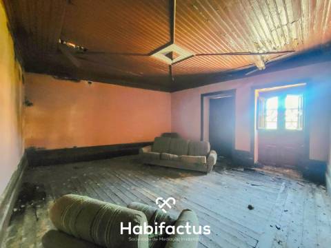 Moradia Isolada T3 Senhorial - Para Reconstrução á venda em Beijós - Carregal do Sal