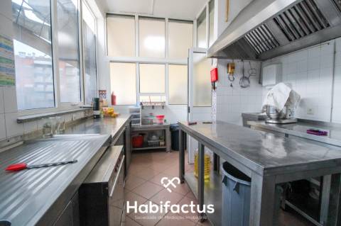 Loja com 130m2 licenciada para comércio e serviços. Encontra-se equipada e mobilada para café/snack-