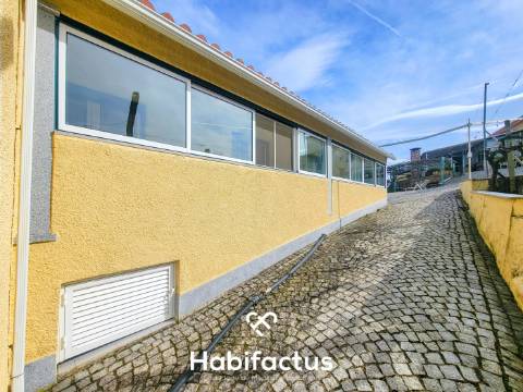 Moradia Isolada T3+2 inserida num Terreno Produtivo de 5.579 m2, á venda em Mangualde - Viseu