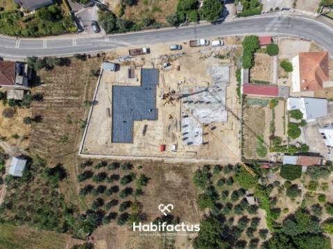 Moradia Bi-familiar T3+1 à venda em Orgens