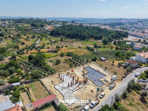 Moradia Bi-familiar T3+1 à venda em Orgens