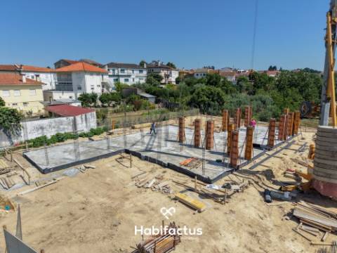 Moradia Bi-familiar T3+1 à venda em Orgens
