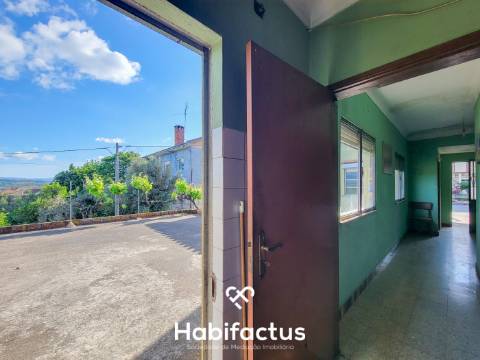 Moradia Isolada T5 c/Terreno e Terraço Panorâmico, á venda em Abrunhosa do Mato, Cunha Baixa- Mangua