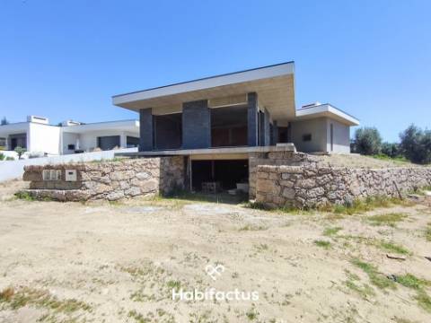 Moradia Isolada T3 com 1800 m² de Terreno em Viseu