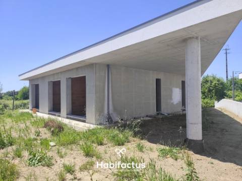 Moradia Isolada T3 com 1800 m² de Terreno em Viseu