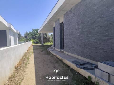 Moradia Isolada T3 com 1800 m² de Terreno em Viseu