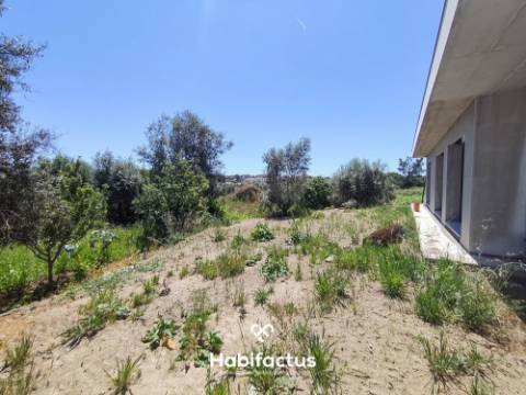 Moradia Isolada T3 com 1800 m² de Terreno em Viseu