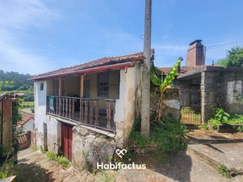 Moradia Isolada T2, para Reconstrução, c/ Varanda e 2 Terrenos á Venda em Beijós - Carregal do Sal