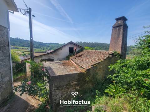 Moradia Isolada T2, para Reconstrução, c/ Varanda e 2 Terrenos á Venda em Beijós - Carregal do Sal