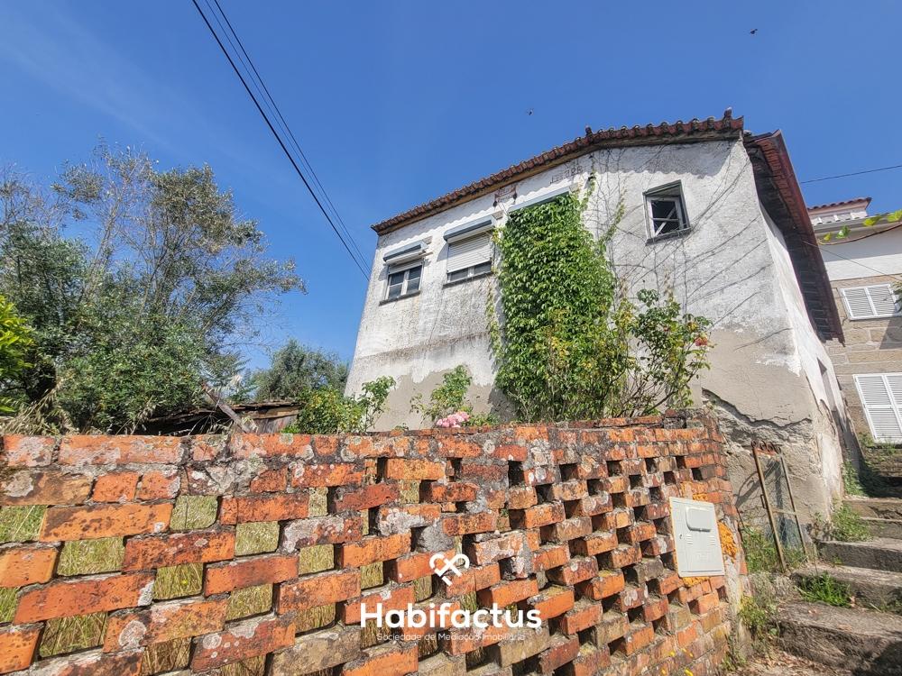 Moradia Isolada T2, para Reconstrução, c/ Varanda e 2 Terrenos á Venda em Beijós - Carregal do Sal