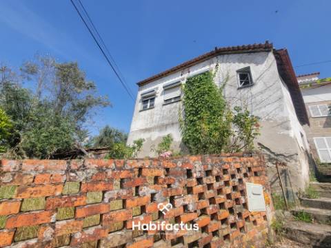 Moradia Isolada T2, para Reconstrução, c/ Varanda e 2 Terrenos á Venda em Beijós - Carregal do Sal