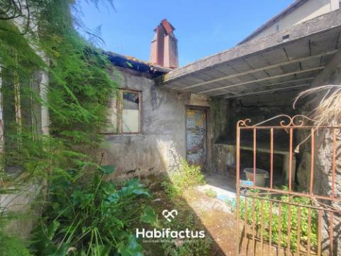 Moradia Isolada T2, para Reconstrução, c/ Varanda e 2 Terrenos á Venda em Beijós - Carregal do Sal
