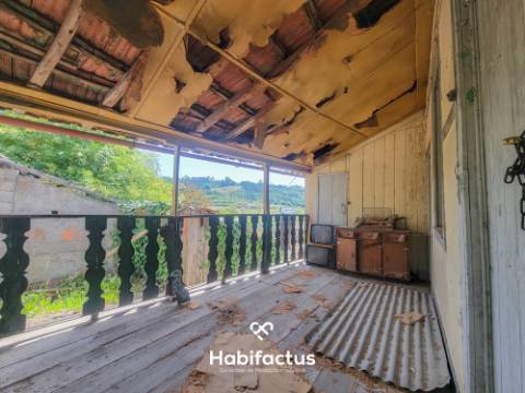 Moradia Isolada T2, para Reconstrução, c/ Varanda e 2 Terrenos á Venda em Beijós - Carregal do Sal