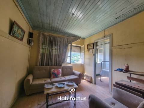 Moradia Isolada T2, para Reconstrução, c/ Varanda e 2 Terrenos á Venda em Beijós - Carregal do Sal
