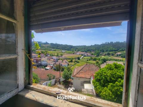 Moradia Isolada T2, para Reconstrução, c/ Varanda e 2 Terrenos á Venda em Beijós - Carregal do Sal