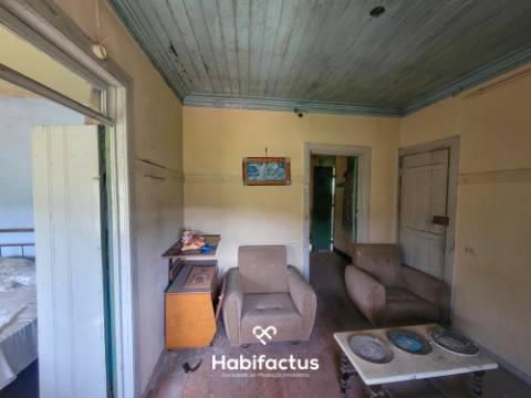 Moradia Isolada T2, para Reconstrução, c/ Varanda e 2 Terrenos á Venda em Beijós - Carregal do Sal