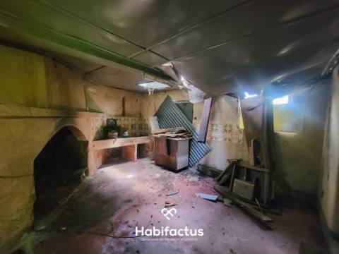 Moradia Isolada T2, para Reconstrução, c/ Varanda e 2 Terrenos á Venda em Beijós - Carregal do Sal