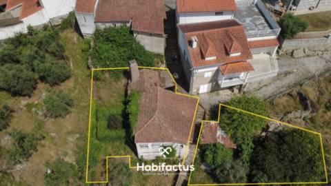 Moradia Isolada T2, para Reconstrução, c/ Varanda e 2 Terrenos á Venda em Beijós - Carregal do Sal