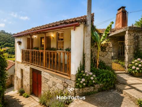Moradia Isolada T2, para Reconstrução, c/ Varanda e 2 Terrenos á Venda em Beijós - Carregal do Sal