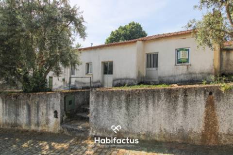 Moradia  T2 para reconstrução em Viseu