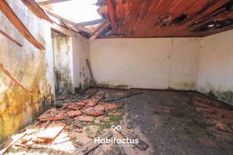 Moradia  T2 para reconstrução em Viseu