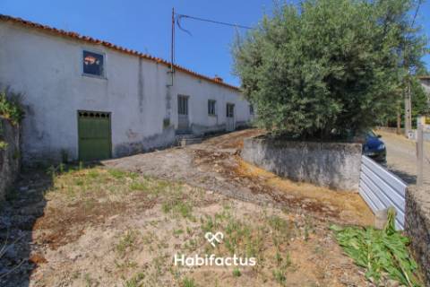 Moradia  T2 para reconstrução em Viseu